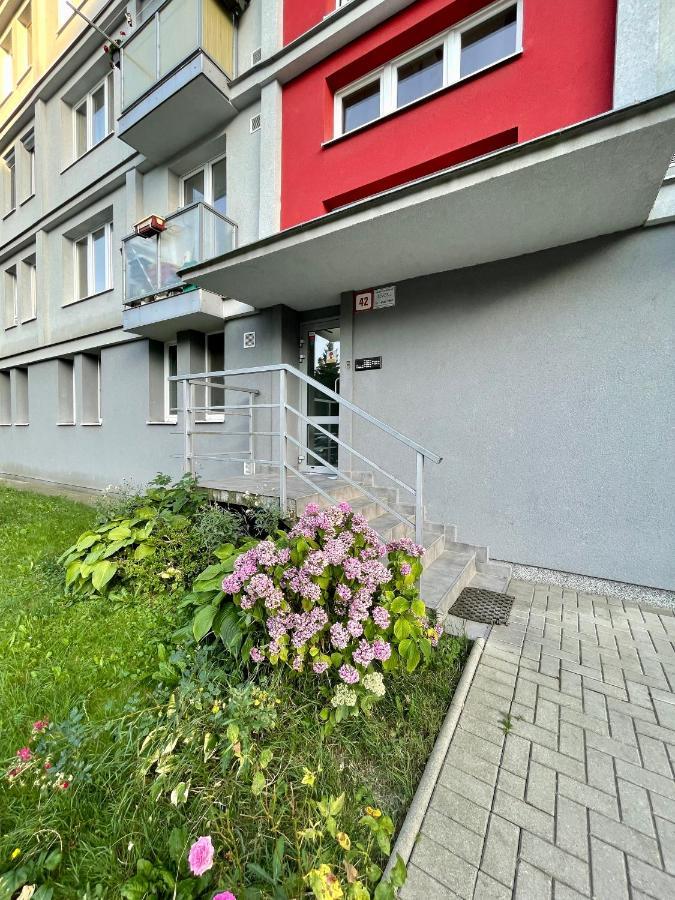 Cozy Self Check-In Apartment In Vibrant Ruzinov Area, Komarnicka 42, Bratislava Exterior foto