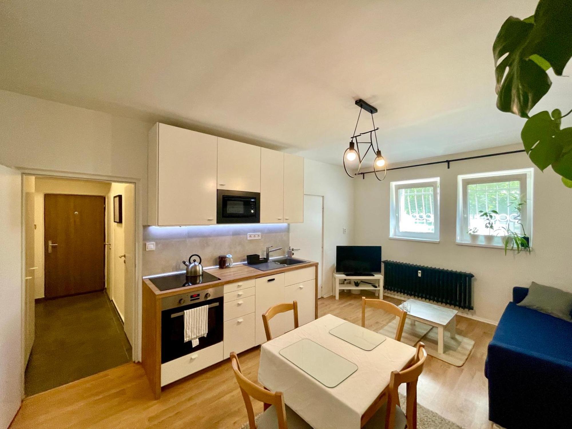 Cozy Self Check-In Apartment In Vibrant Ruzinov Area, Komarnicka 42, Bratislava Exterior foto
